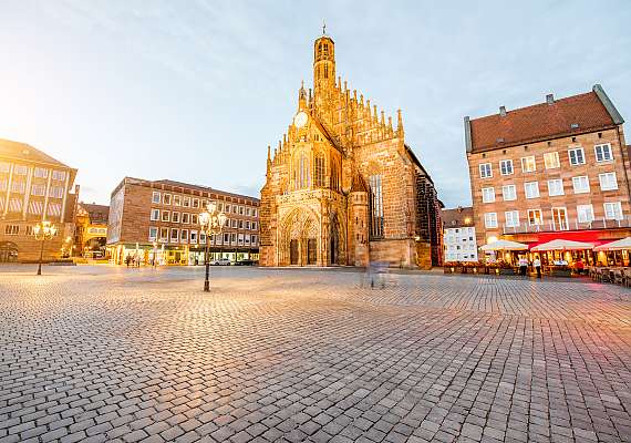 Nuerrnberg, Dom Frauenkirche im Hauptmarkt mit Regenbogen, Bayern, Deutschland