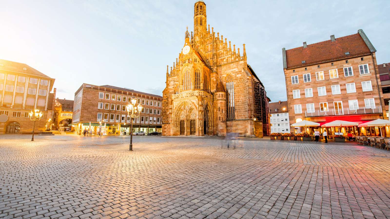 Nuerrnberg, Dom Frauenkirche im Hauptmarkt mit Regenbogen, Bayern, Deutschland