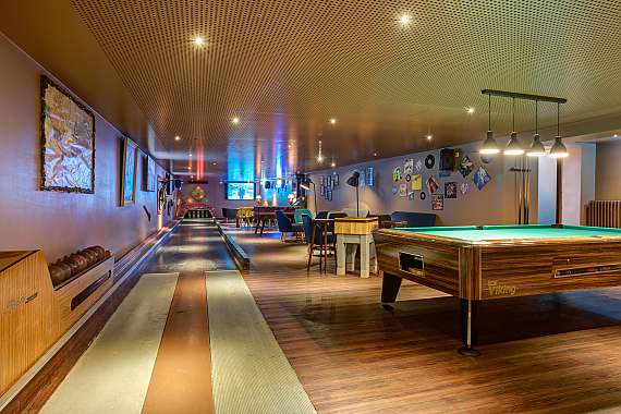 Kegelbahn Bowlingbahn Spielraum mit Billiardtisch