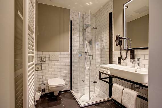 Badezimmer mit Dusche und Toilette mit Waschbecken im Boutique 125 Hamburg