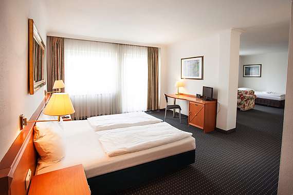 A multi-bed room at Centro Hotel Royal in Cologne