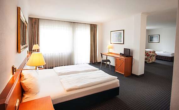A multi-bed room at Centro Hotel Royal in Cologne