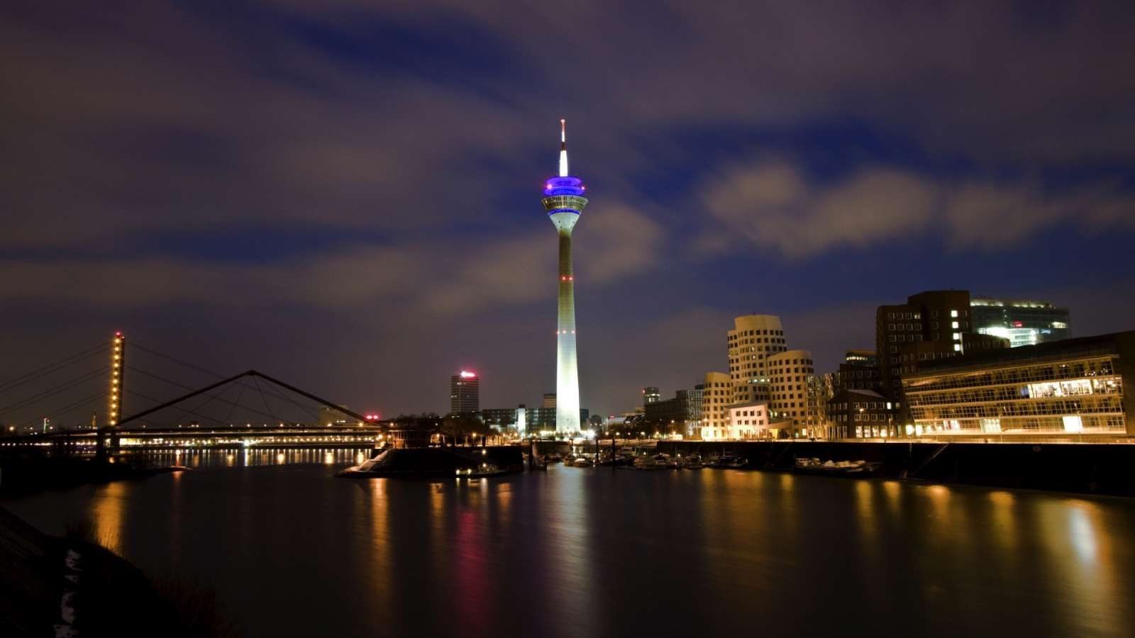 Düsseldorf bei Nacht erleben Sie am besten mit einer Buchung bei den Centro Hotels – immer gut gelegen!