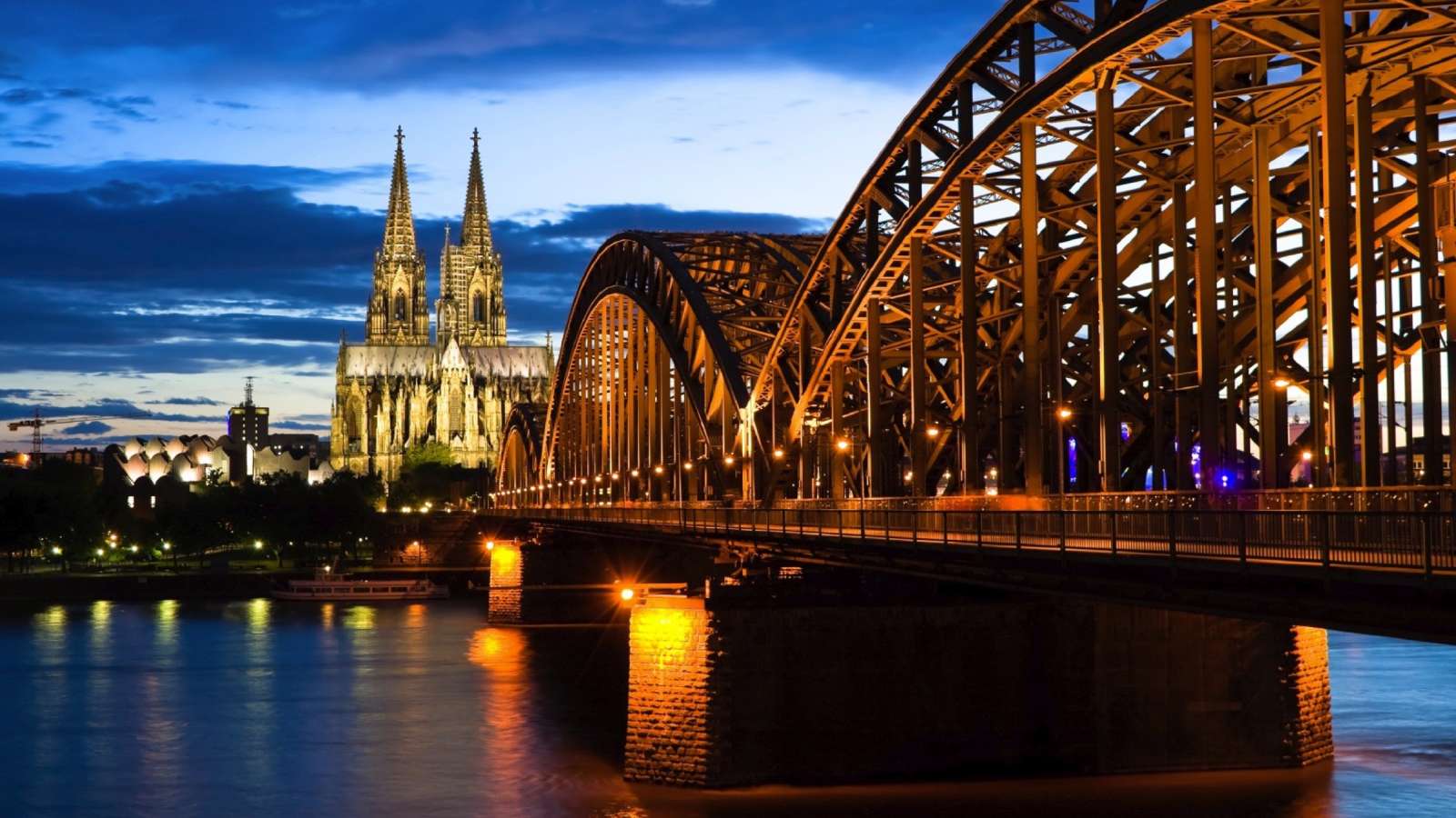 Bei Ihrem Ausflug nach Köln darf eine Übernachtung in einem Centro Hotel nicht fehlen.