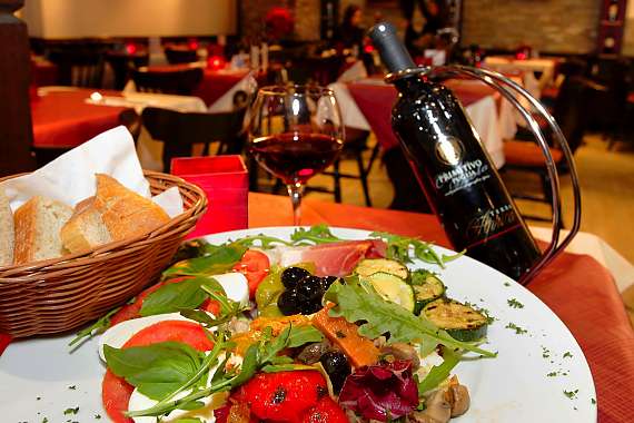 Kulinarische Besonderheiten im Restaurant Capri - Antipasti, Pasti, Risotti, Pizze, Zuppe, Pesce, Carne und Dolci